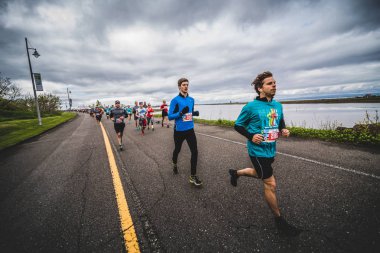 Marathoners hemen sonra başlangıç çizgisi