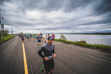 Marathoners hemen sonra başlangıç çizgisi