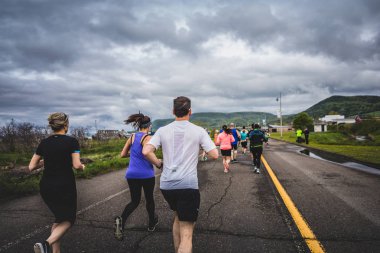 Marathoners hemen sonra başlangıç çizgisi