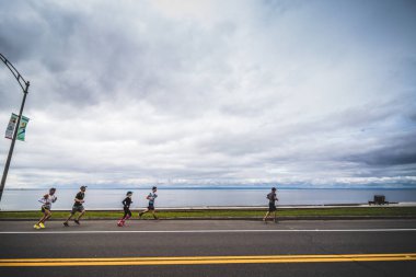Marathoners hemen sonra başlangıç çizgisi