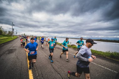 Marathoners hemen sonra başlangıç çizgisi