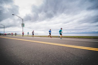 Marathoners hemen sonra başlangıç çizgisi