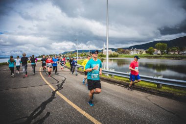 Caddenin her iki yanında marathoners 