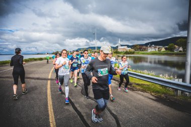 Caddenin her iki yanında marathoners 