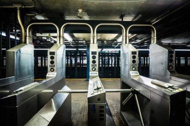New York'ta yeraltı metro kapıları 