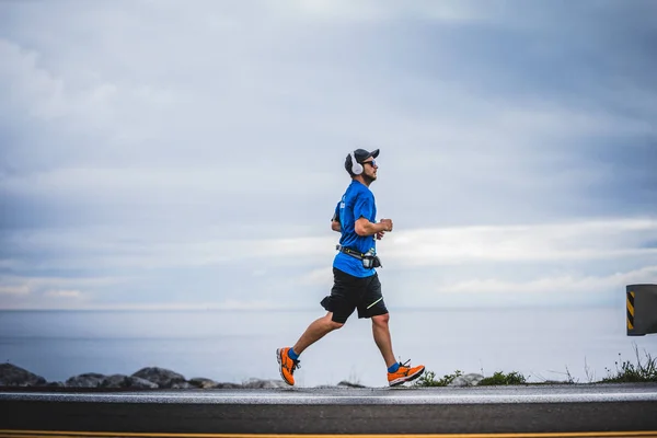 Homme Marathoner à environ 7km de distance — Photo