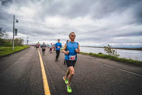 Marathoners hemen sonra başlangıç çizgisi