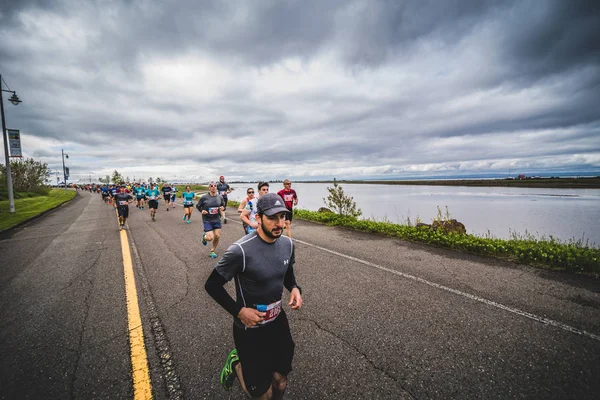 Maratonistas justo después de la línea de salida — Foto de Stock