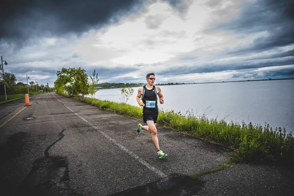 Maratonista Sprinting os últimos 500m antes da linha de chegada — Fotografia de Stock