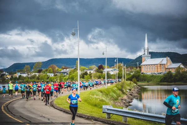 Caddenin her iki yanında marathoners — Stok fotoğraf