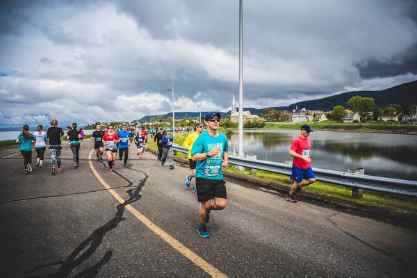 Caddenin her iki yanında marathoners 