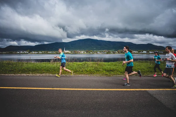 Mann an der Spitze einer Gruppe von 10-km-Läufern — Stockfoto