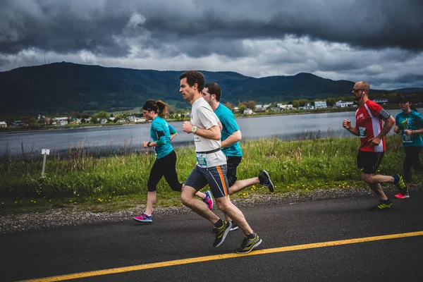 Güzel bir dağ manzarası önünde koşucu
