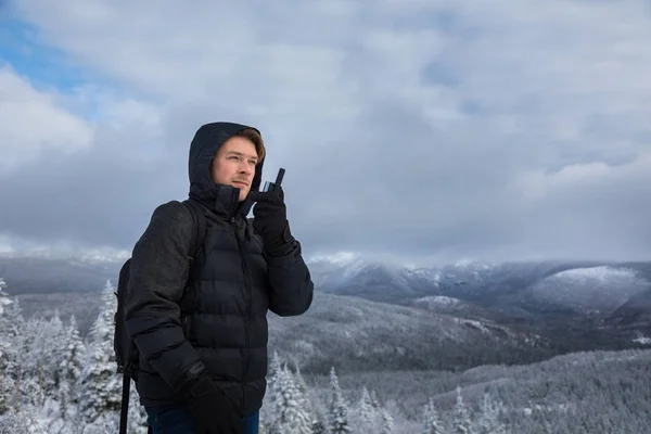 Uomo solo sulla cima della montagna durante l'inverno — Foto Stock