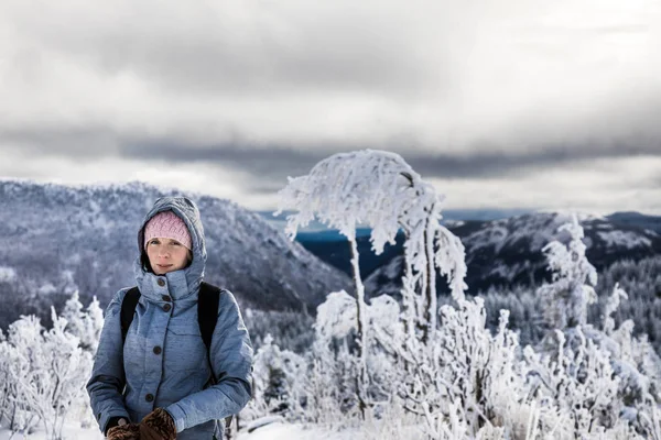 Mulher Caminhando alto nas montanhas durante o inverno — Fotografia de Stock