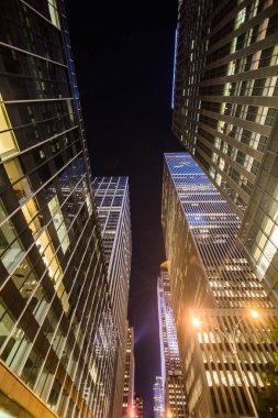 Manhattan'da geceleri Timesquare yakınındaki yüksek gökdelenler