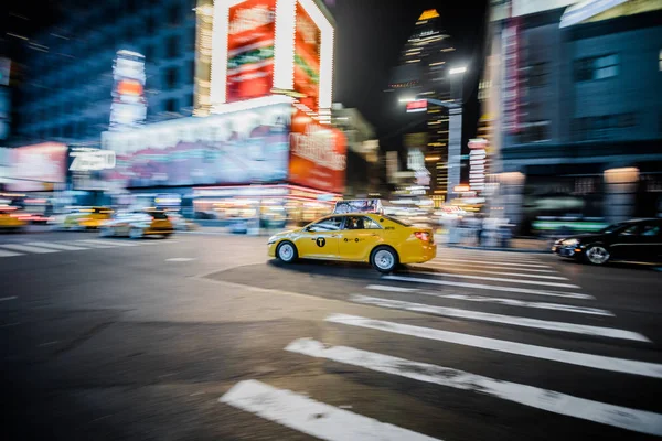 NYC Yellow Cab passando rápido à noite — Fotografia de Stock