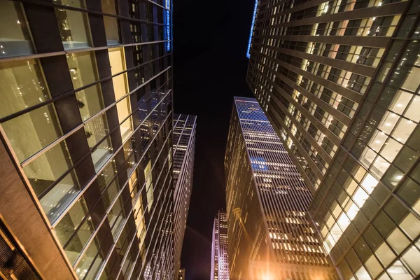 Grattacieli alti vicino a Timesquare di notte a Manhattan — Foto Stock