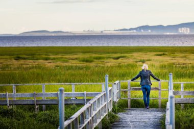 Muhteşem manzaraya bir balkondan arayan kadın