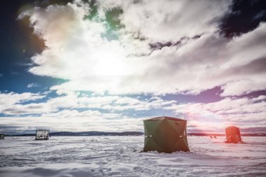 Buz balıkçılık Shack Kanada'da kokuyordu