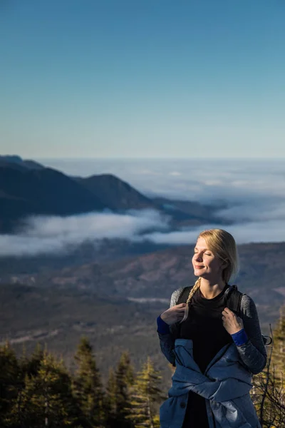 Žena si užívat čerstvého vzduchu na horách — Stock fotografie