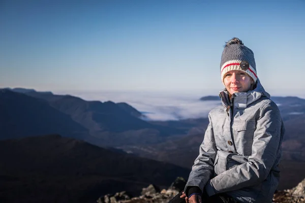 Žena se těší pohled na hory Richardson — Stock fotografie