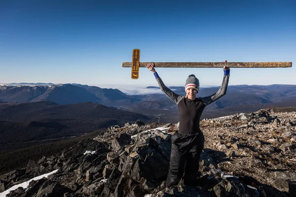 Жінка, насолоджуючись успіх Річардсон гора саміту — стокове фото