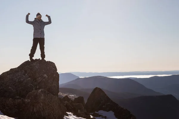 Siegerin genießt den Erfolg am Berg — Stockfoto