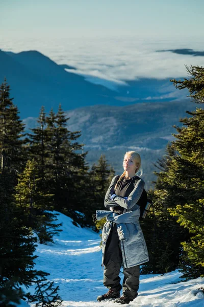 Femme profitant de l'air frais des montagnes — Photo