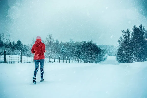 Donna in esecuzione da sola nella foresta invernale — Foto Stock