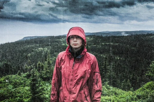 Bir üzgün ve sinirli kadın üzerinde dökülen yağmur