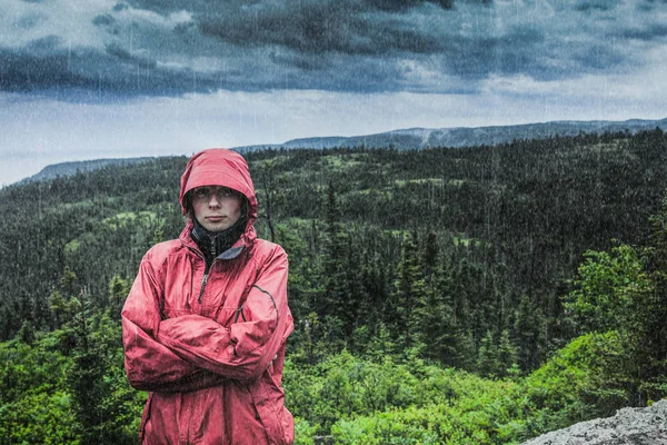 Regnet öser på en ledsen och frustrerad kvinna — Stockfoto