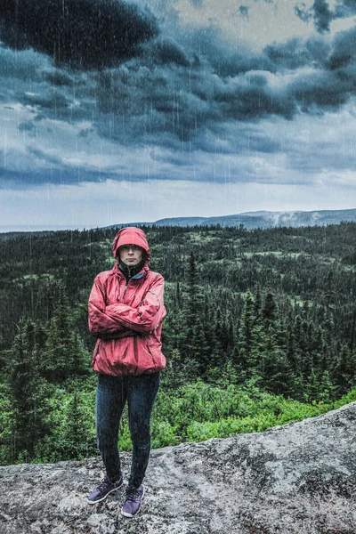 Regnet öser på en ledsen och frustrerad kvinna — Stockfoto