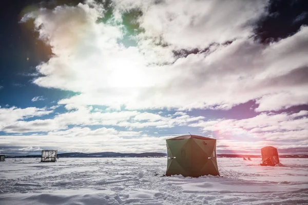 氷ワカサギ カナダの釣り小屋 — ストック写真