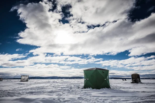 Cabane de pêche à l'éperlan de glace au Canada — Photo