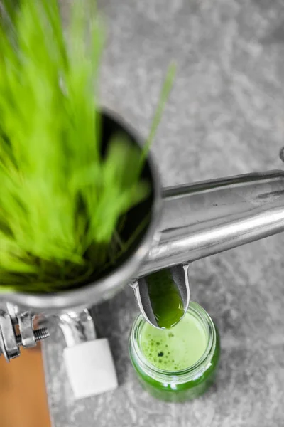 Wheatgrass in Action on the Kitchen Countertop using a Juicer — Stock Photo, Image