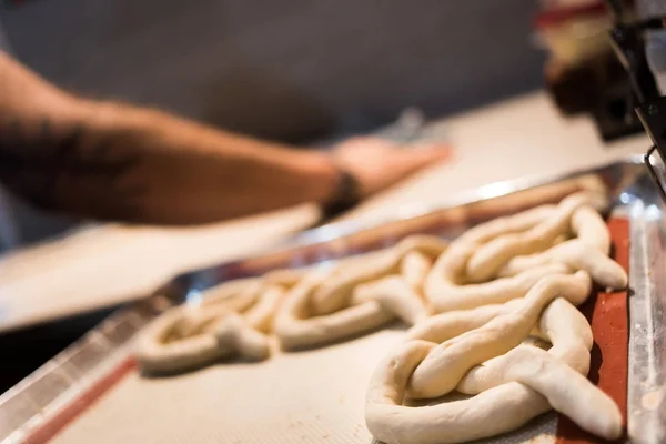 Cultivo irreconocible persona preparando pretzels . —  Fotos de Stock
