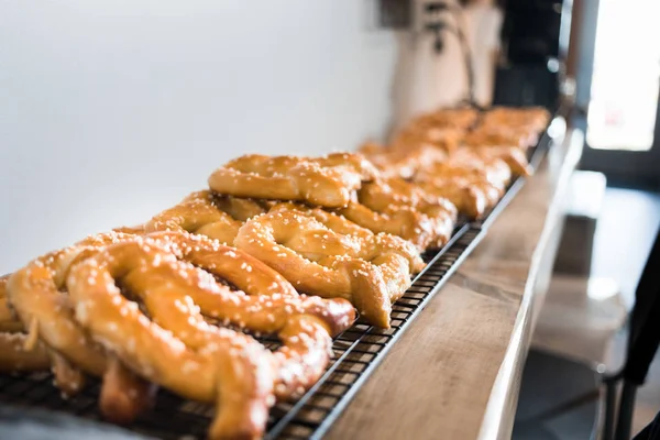 Close-up fresh baked tasty pretzels. — Stock Photo, Image