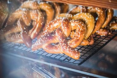 Yakın çekim taze pişmiş lezzetli simit.