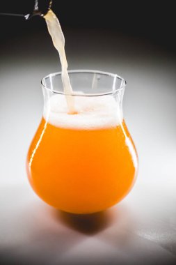 Dökme homebrewed ravent bira beyaz köpük ile.