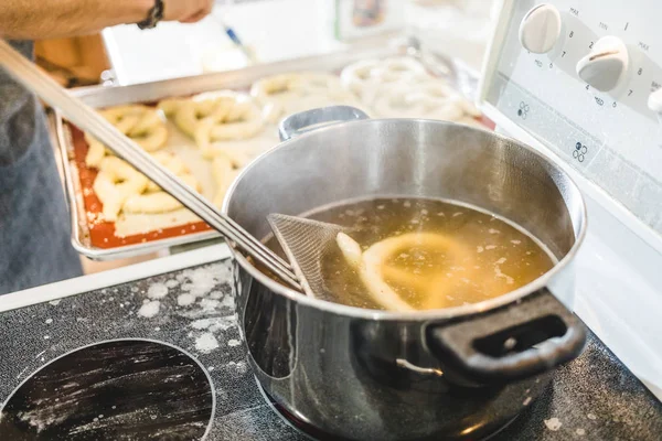 꽈 배기 준비 하 고 끓는 물에 최대. — 스톡 사진