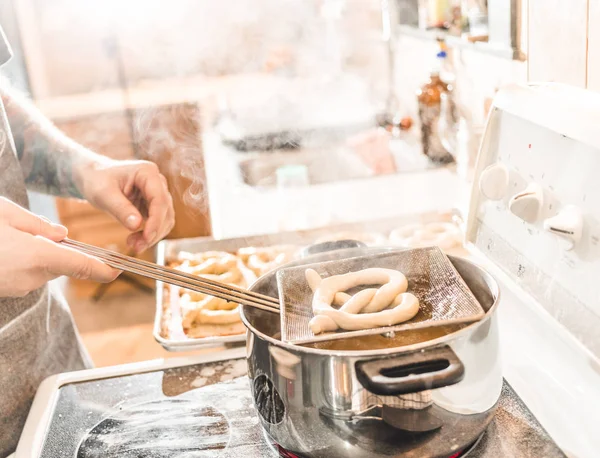 꽈 배기 준비 하 고 끓는 물에 최대. — 스톡 사진