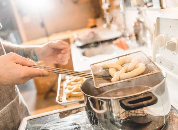 Pretzel sendo preparado e parboilizado em água fervente . — Fotografia de Stock