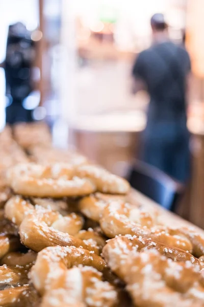 Close-up fresco cozido saboroso lote pretzels . — Fotografia de Stock