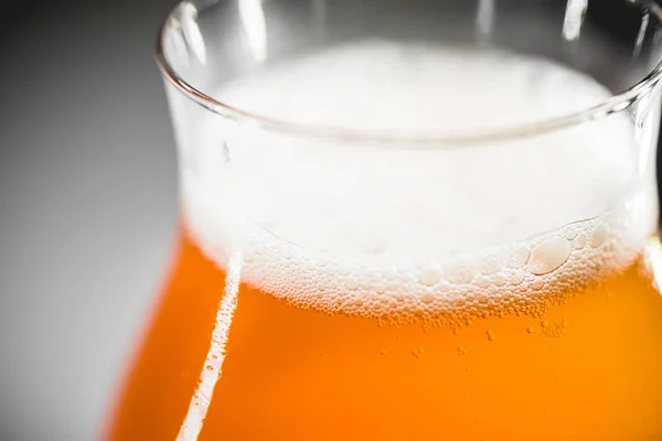 白い泡と自家製ルバーブ ビールのガラスをクローズ アップ — ストック写真