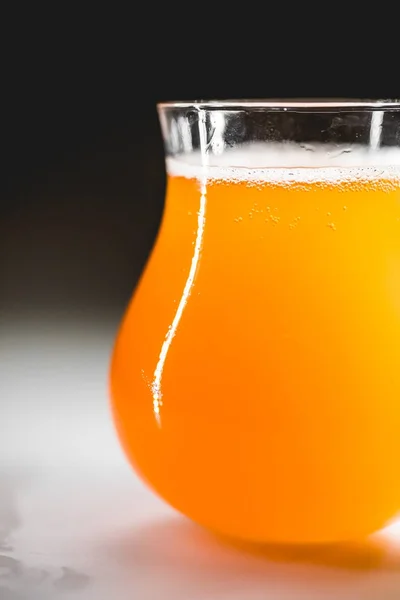 Gros Plan Verre Bière Rhubarbe Brassée Maison Avec Mousse Blanche — Photo