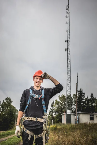 Vrolijke Technicus Man Uniform Met Harnas Staande Telecommunicatie Toren — Stockfoto
