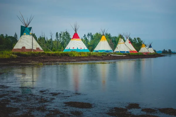 Tradiční domy domorodých Američanů instalace — Stock fotografie
