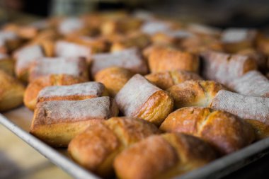 Yığın üzerinde tava loafs