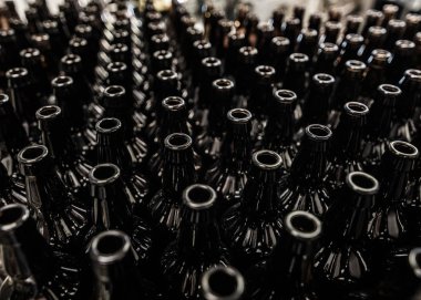 Bira şişelerini doldurmak için hazırlanan